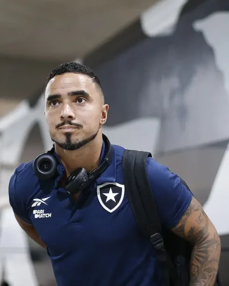 Rafael, jogador do Botafogo, exibe joelho com 16 pontos após cirurgia na patela. Confira detalhes!