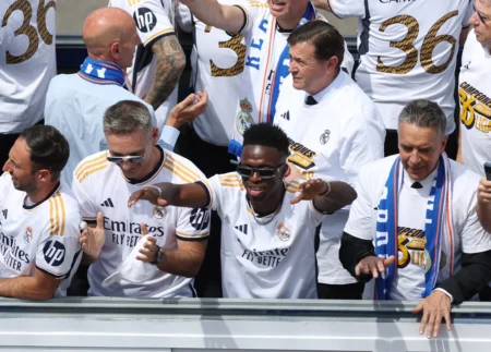 Real Madrid comemora conquista do Campeonato Espanhol enquanto torcida canta: Vinicius, Bola de Ouro! Confira.