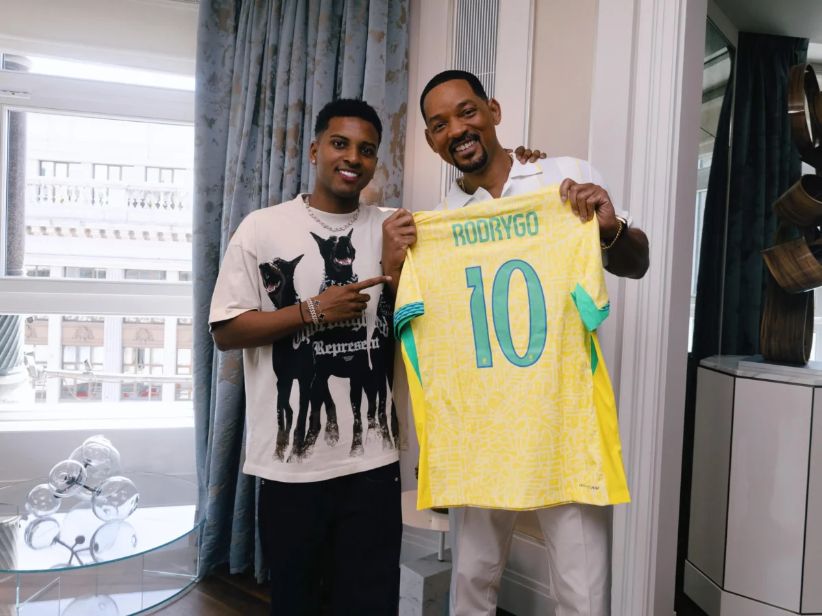 Rodrygo encontra Will Smith em Madri e presenteia com camisa da seleção brasileira