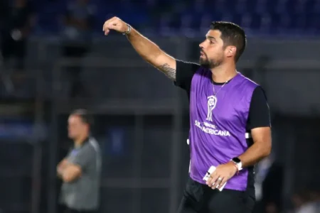 Técnico Antônio Oliveira fala sobre desafios do Corinthians: "É difícil manter alto desempenho sempre".