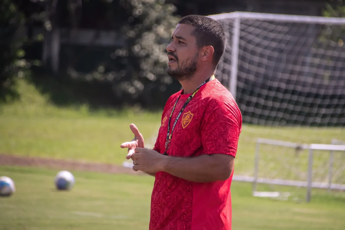 Técnico do Fluminense sub-17 crescido em Xerém, dividindo geração com Marcelo e buscando título; saiba mais.