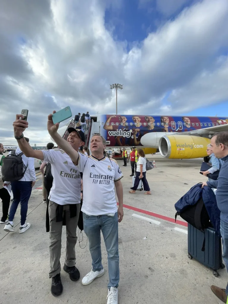 Torcedores do Real Madrid viajam para Londres em avião do Barcelona