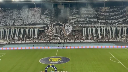 Torcida do Botafogo faz mosaico em homenagem a Garrincha: veja o tributo!