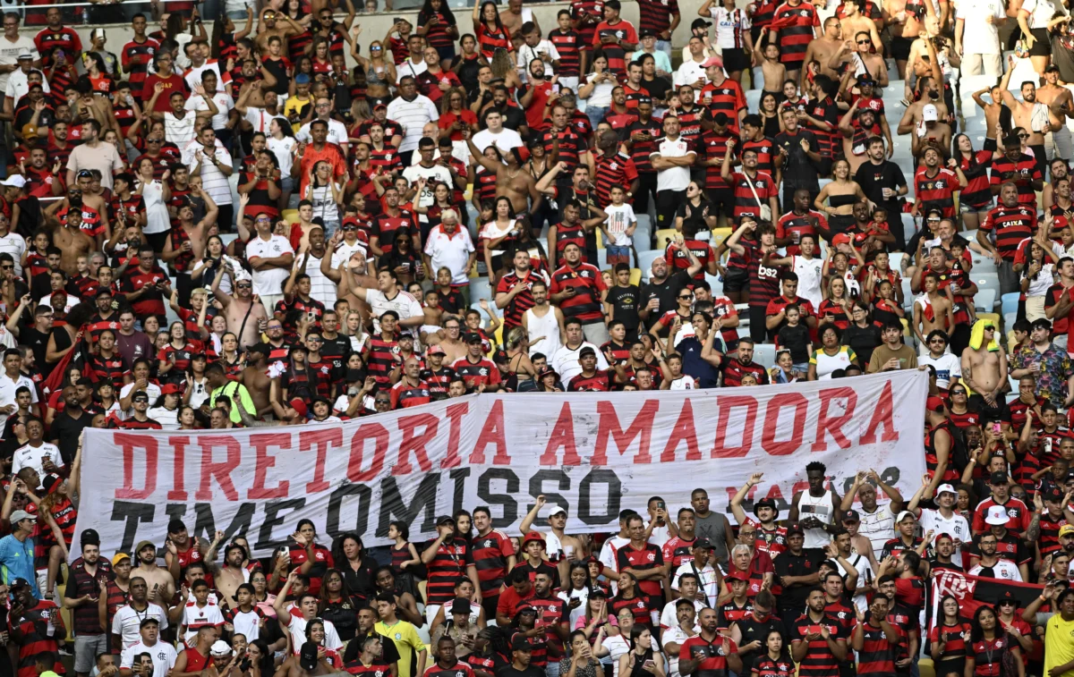 Torcida do Flamengo protesta contra a diretoria amadora em jogo contra o Corinthians