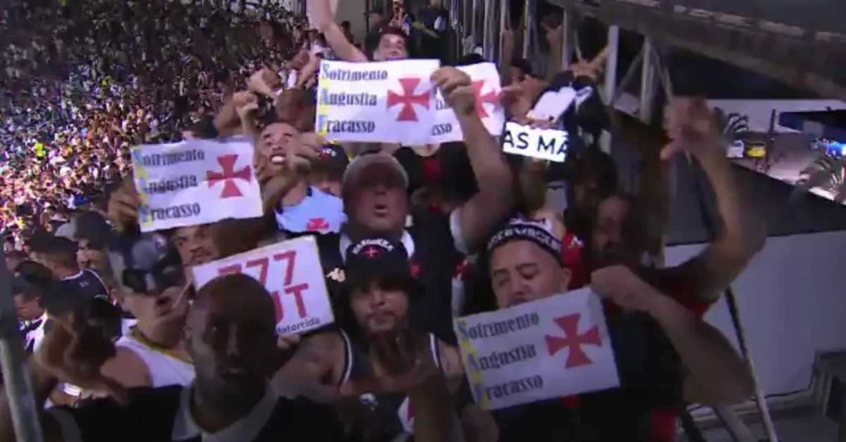 Torcida do Vasco protesta contra a gestão 777 em jogo contra o Vitória: sofrimento, angústia e fracasso