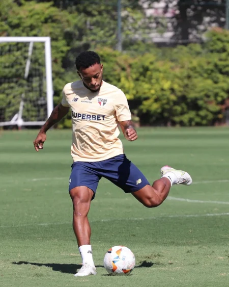 Welington treina com bola e se aproxima de volta ao São Paulo: confira as últimas atualizações