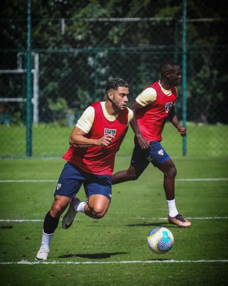 Wellington Rato treina com bola na reapresentação do São Paulo e se aproxima do retorno ao time