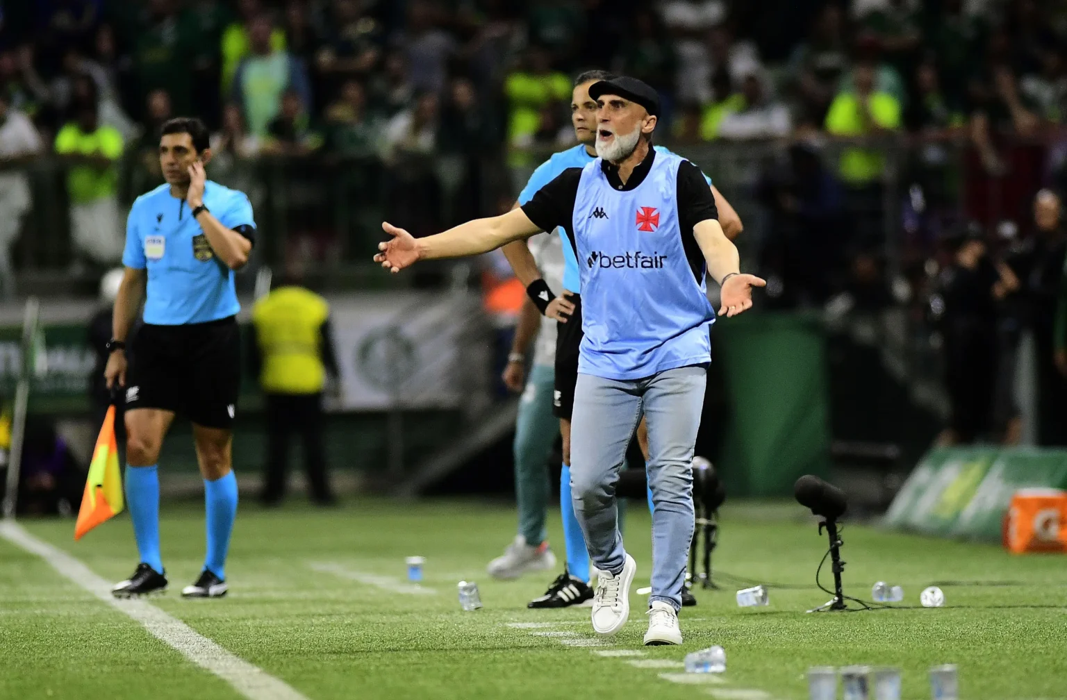 Álvaro Pacheco destaca evolução do Vasco em jogo contra o Palmeiras: "Completamente diferente"