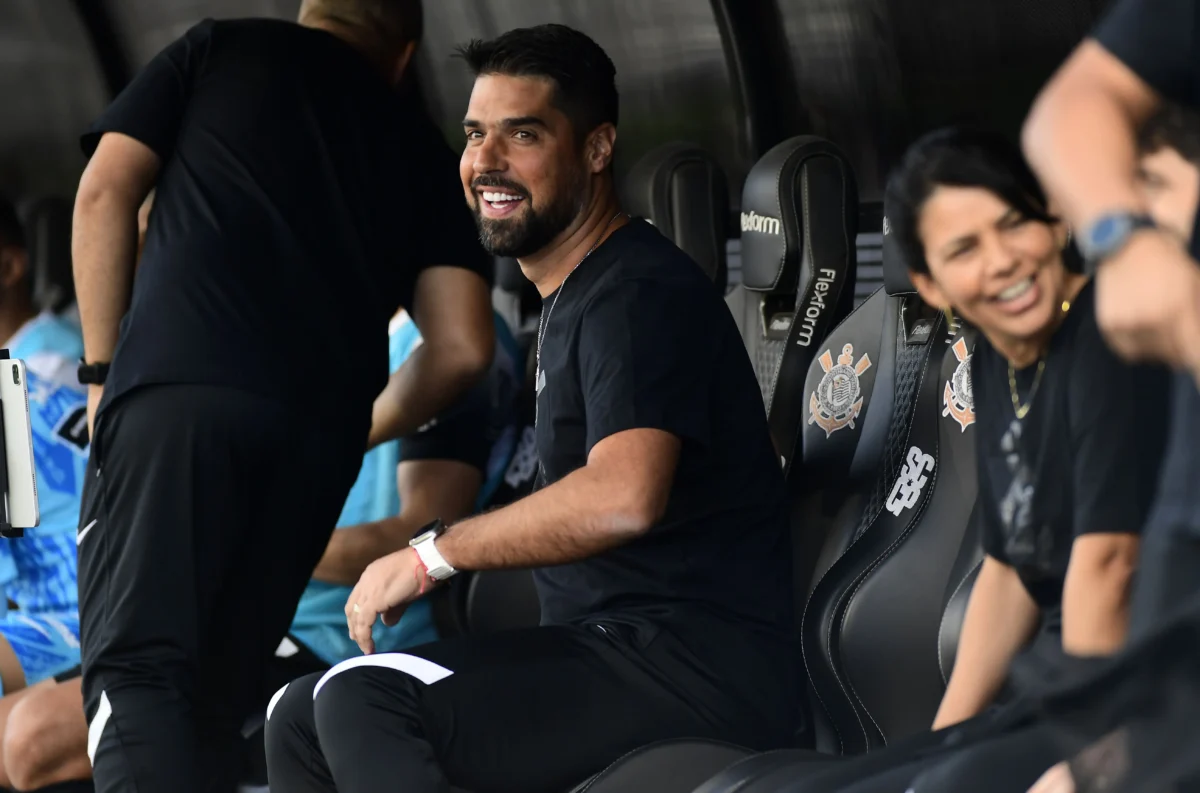 Antônio revela pedido dos atletas e destaca desafio no Corinthians: "Preciso ser mais que um treinador"