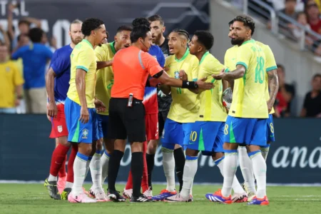 Árbitro revisa lance polêmico com VAR e anula possível cartão vermelho para o Brasil