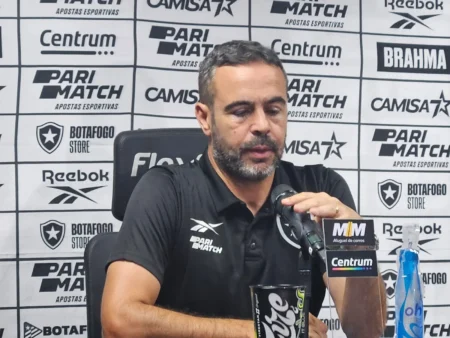 "Artur Jorge, do Botafogo, Critica Decisões Polêmicas do VAR e Entrada de Hugo Moura em Tchê Tchê: 'Não Pode Ficar Impune'"