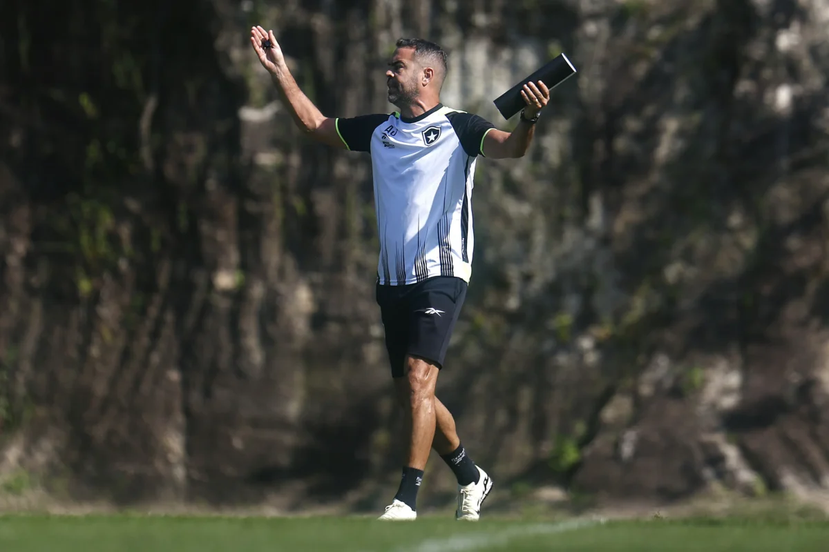 Artur Jorge mantém trinca no meio e enfrenta desfalques no ataque do Botafogo