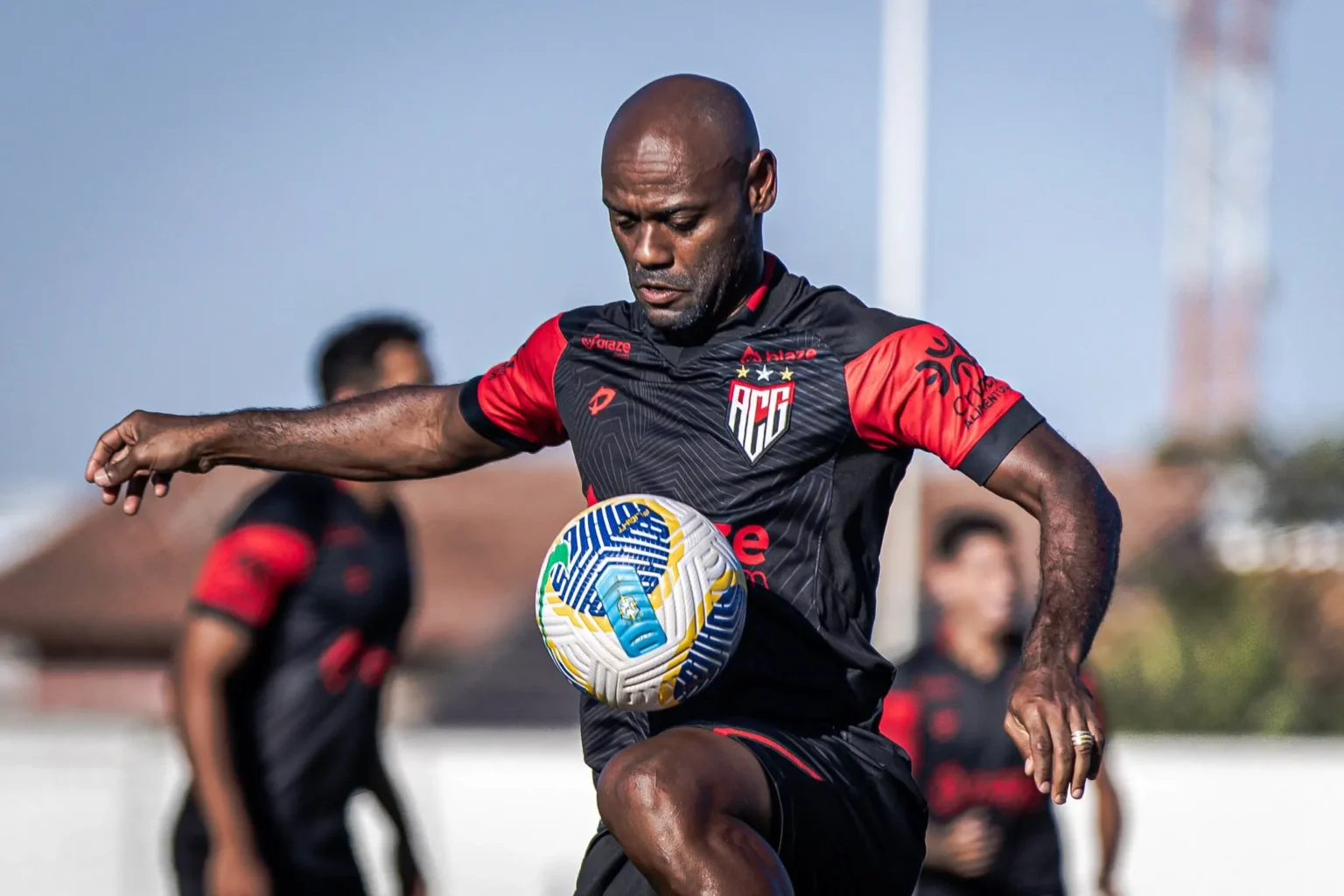 "Atacante Vagner Love assina com o Avaí após saída do Atlético-GO"