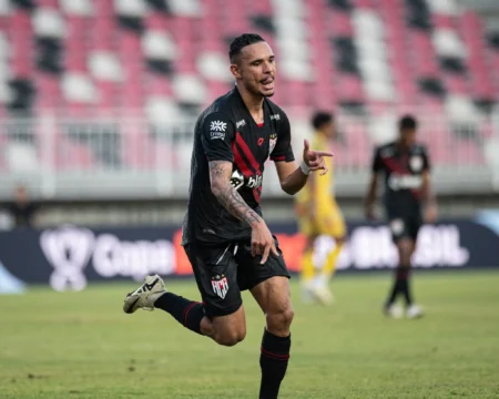 Atlético-GO obtém efeito suspensivo e libera Luiz Fernando para partida contra o Corinthians