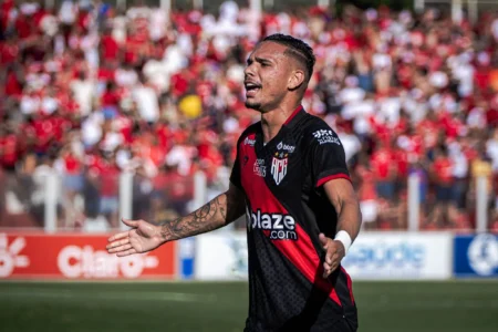 Atlético-GO solicita efeito suspensivo para punição de Luiz Fernando.