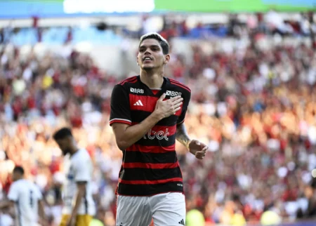 Ayrton Lucas está fora do jogo entre Flamengo e Grêmio devido a lesão