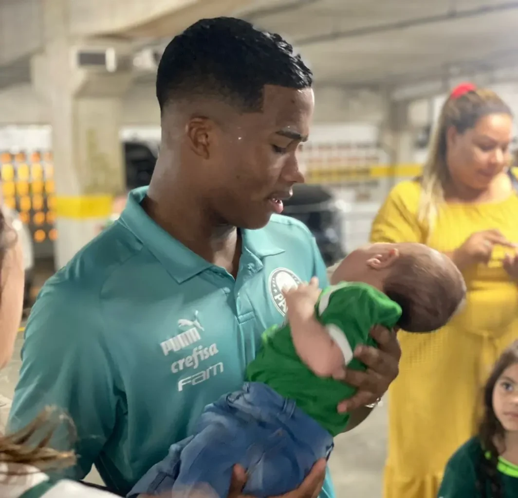 Bebê Endrick: torcedor do Palmeiras visita casa da família e batiza filho com nome do atacante em emocionante gesto de amor e futebol.