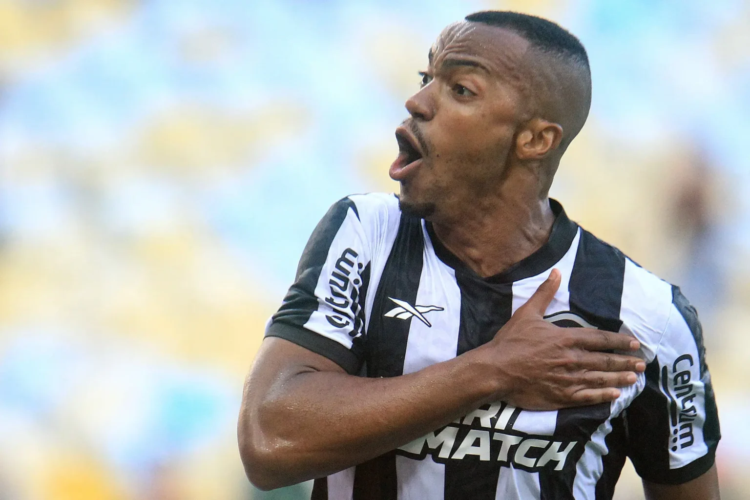 Botafogo renova contrato com Marlon Freitas