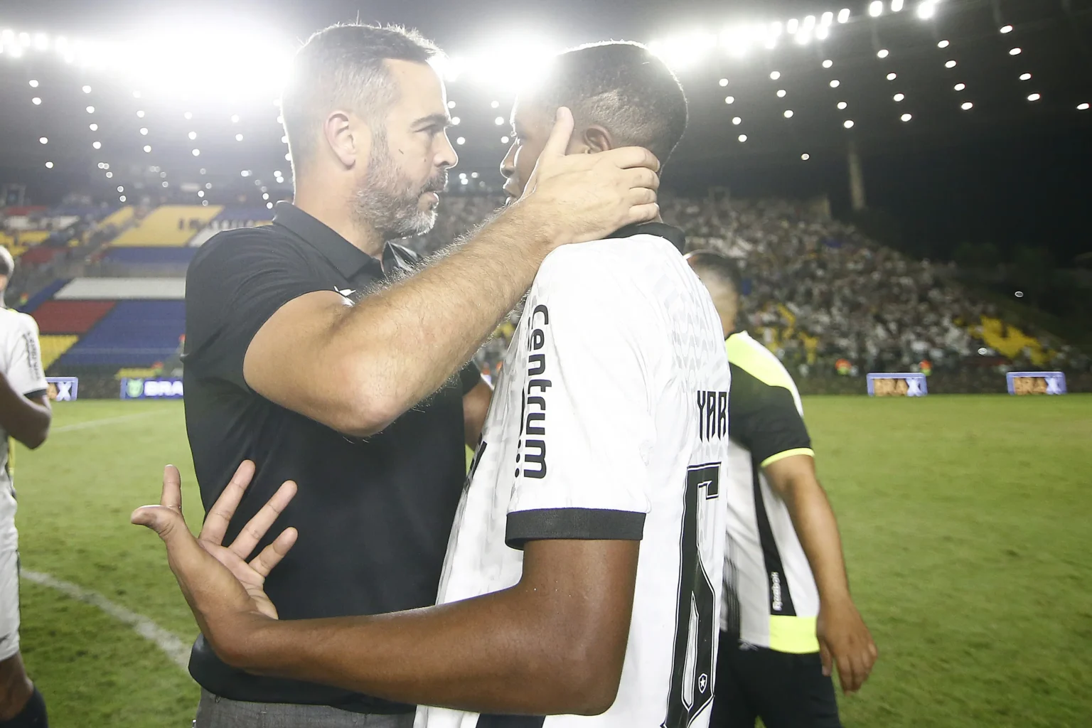 Botafogo supera noite com pouca inspiração, conquista vitória e reforça liderança.