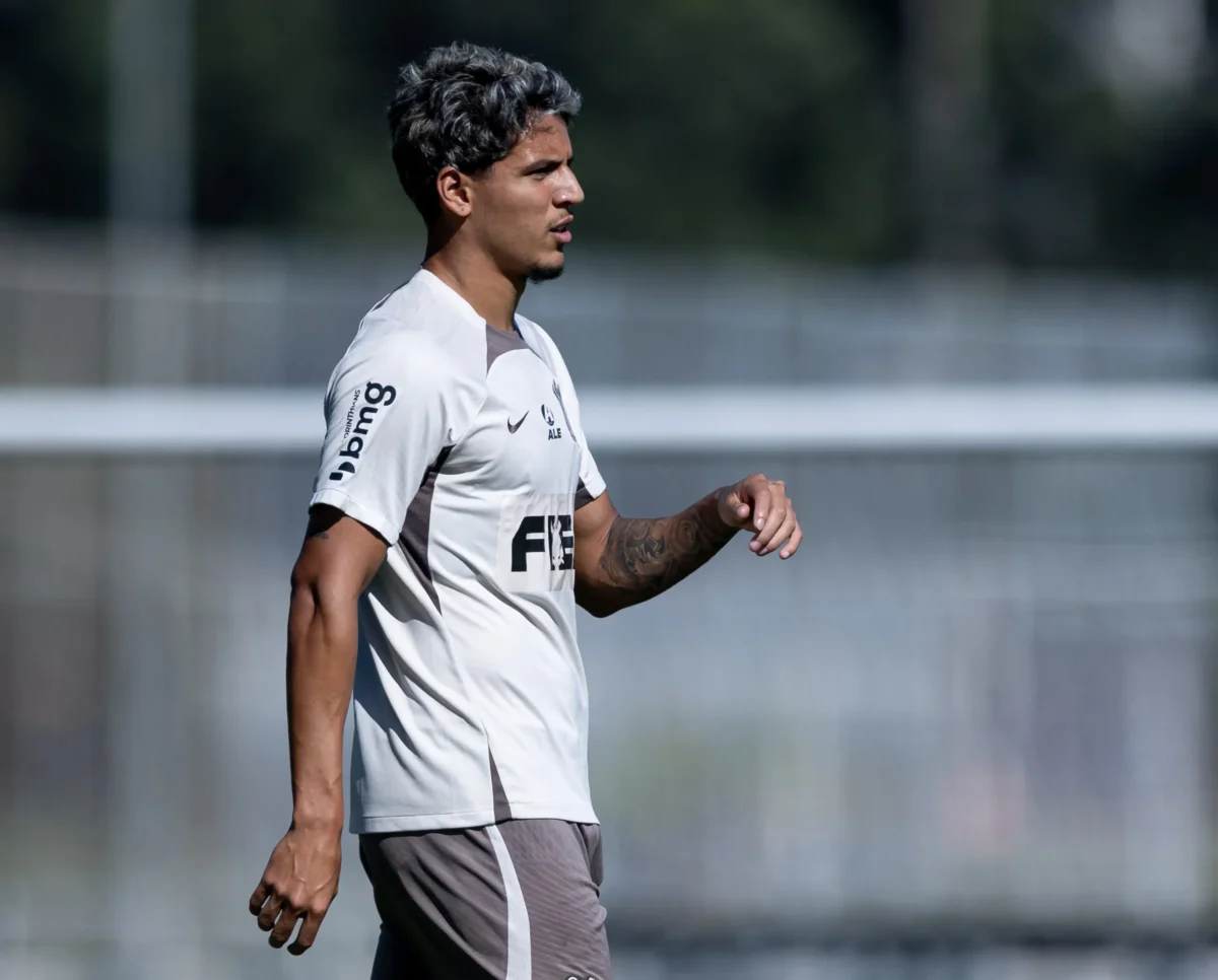 Caetano busca nova oportunidade no time titular após três meses e busca revanche pessoal contra o Corinthians