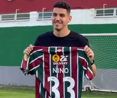 Capitão campeão da Libertadores, Nino visita CT do Fluminense após conquista com o Zenit