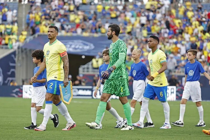 Capitão da Seleção, Danilo revela como lidera jovens e se inspira em Buffon: "Ele é o meu modelo"