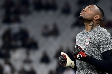 Carlos Miguel treina no CT do Corinthians enquanto especulações sobre sua saída no meio do ano circulam no clube