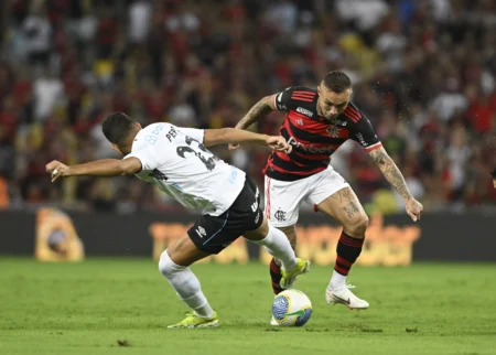 Cebolinha e Igor Jesus se machucam no primeiro tempo de Flamengo x Grêmio