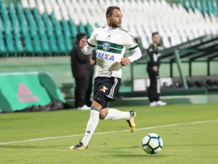 Confiança reforça elenco com a contratação do atacante Léo Santos para a Série C.