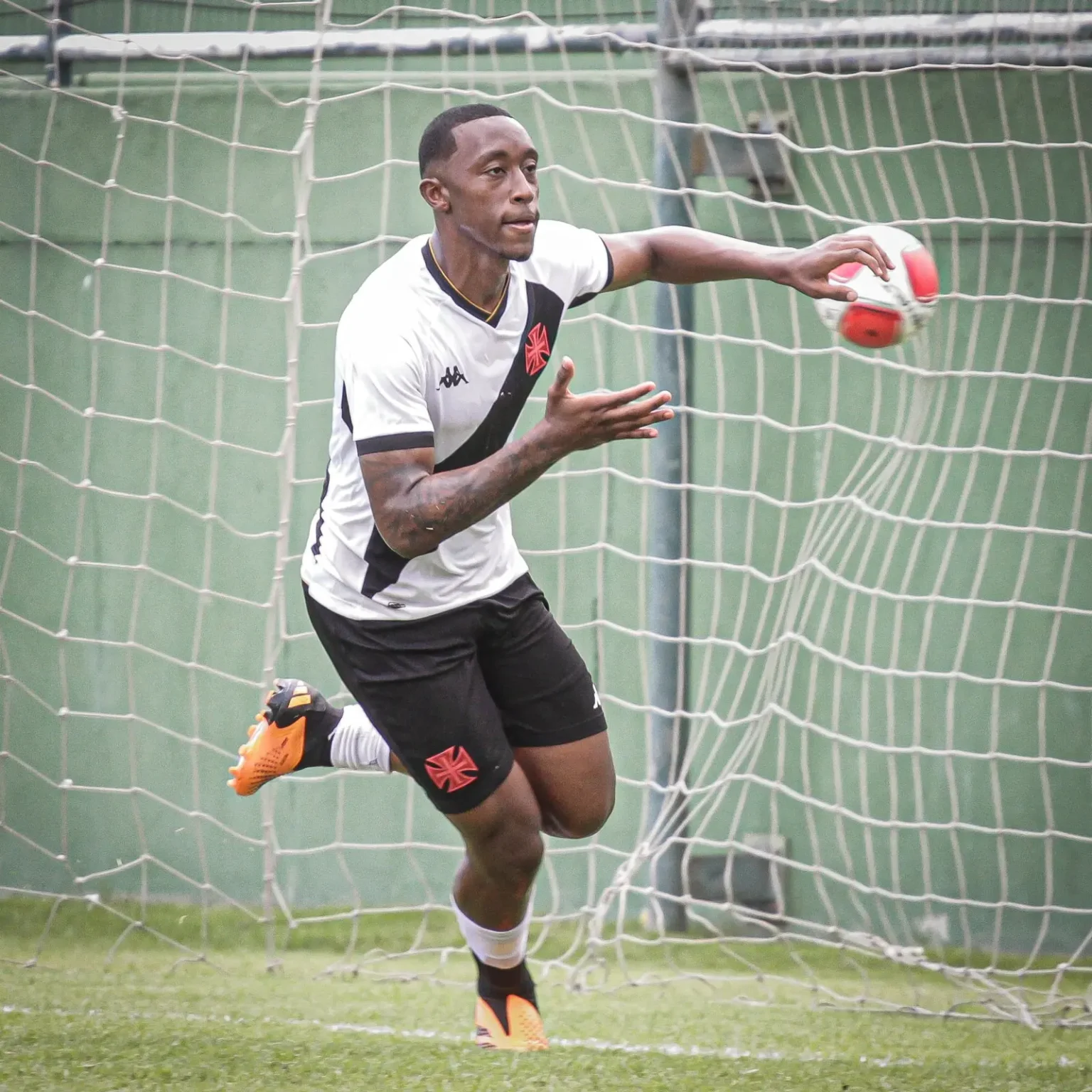 Conheça Luiz Gustavo, nova opção nos relacionados do Vasco para a partida contra o Palmeiras