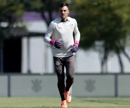 Corinthians renova contrato do goleiro reserva em meio a possibilidade de venda de Carlos Miguel