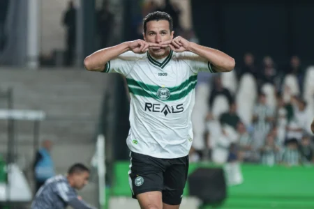 Coritiba mostra evolução no ataque, porém defesa oscila em jogo contra adversário fraco; análise.