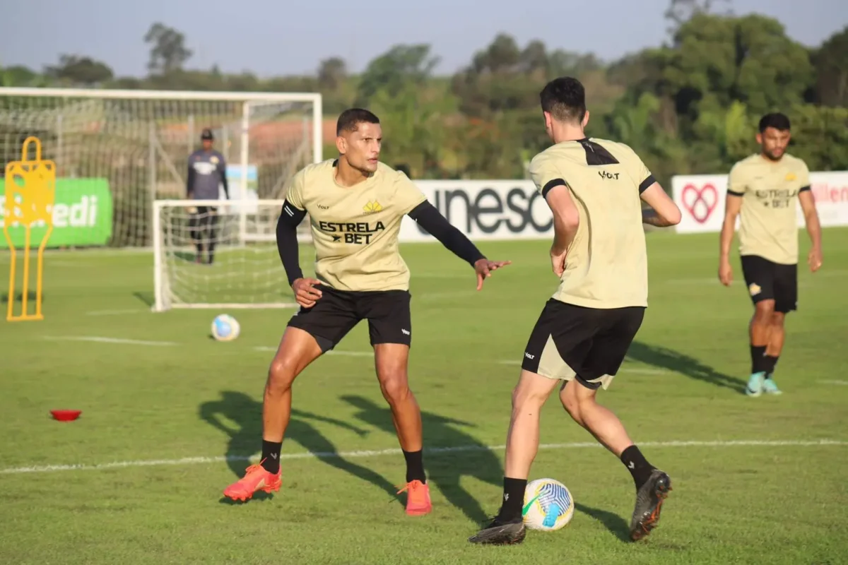 Criciúma deve ter apenas uma mudança no time titular para enfrentar o Cuiabá; confira provável escalação