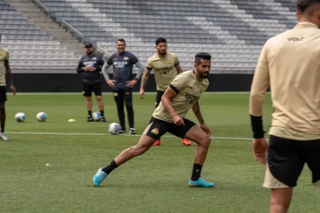 Criciúma enfrentará o Athletico em gramado sintético pela primeira vez na temporada