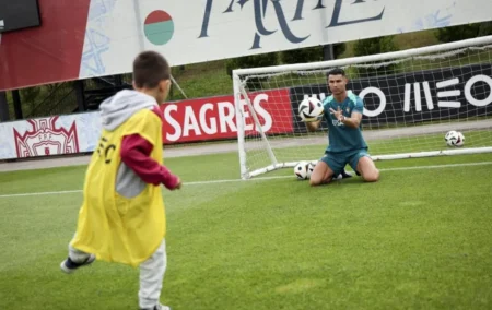 Cristiano Ronaldo se transforma em goleiro em treino e diverte crianças; veja as fotos