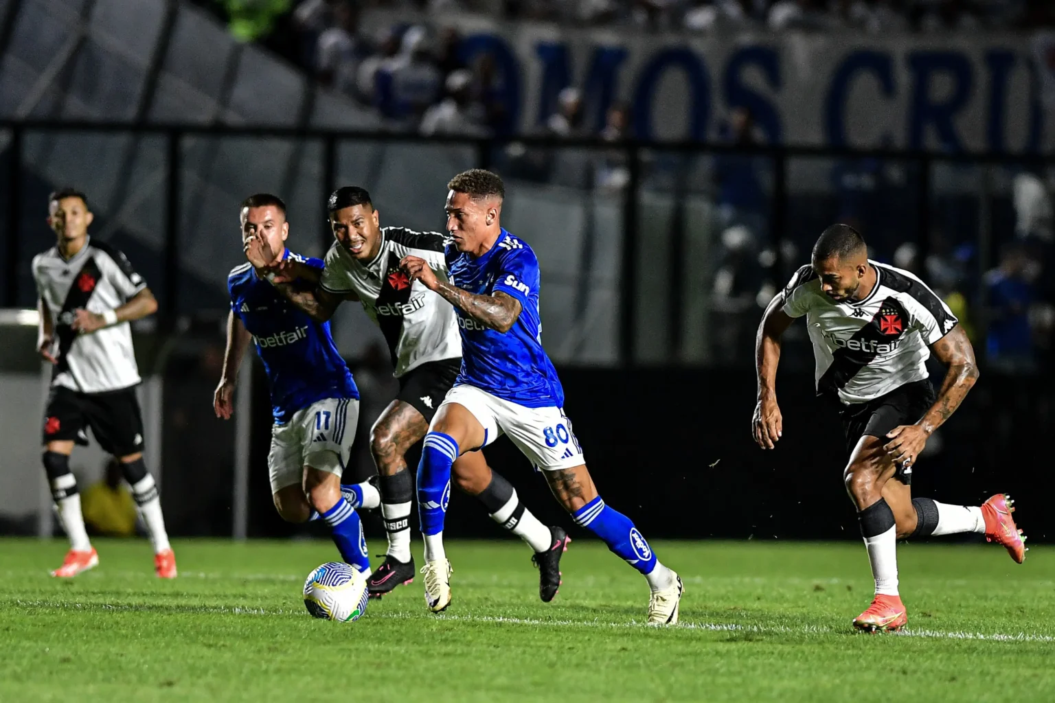 Cruzeiro sofre com desfalques, mas mantém-se próximo de seu novo objetivo no Brasileirão