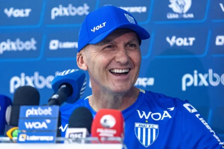 Dal Pozzo celebra série invicta do Avaí e convoca torcida para partida contra a Chapecoense: "União é fundamental"