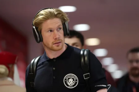 De Bruyne avalia proposta para jogar na Arábia Saudita: Artigo fala sobre seu futuro no futebol.