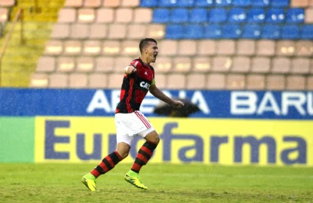 Dener terá novo julgamento após anulação de sentença; ex-zagueiro culpa Flamengo por invalidez