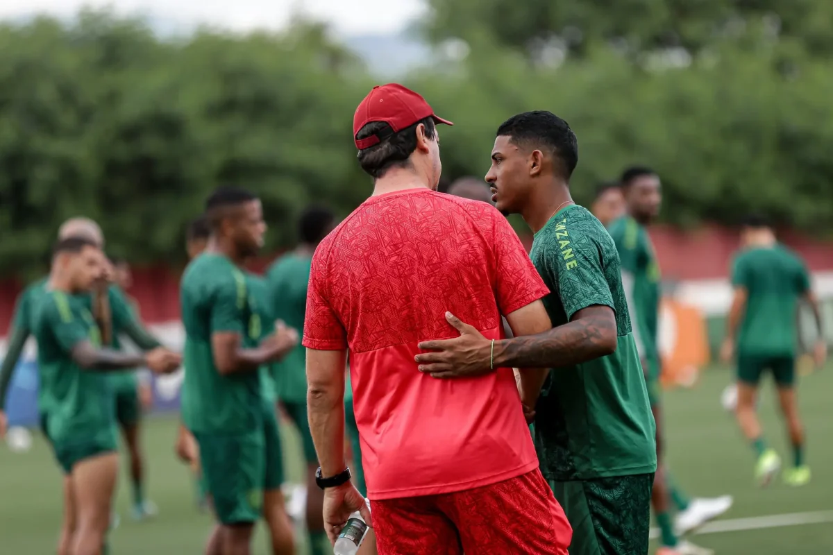 Diniz convida John Kennedy para almoço após treino do Fluminense: conversa dura três horas