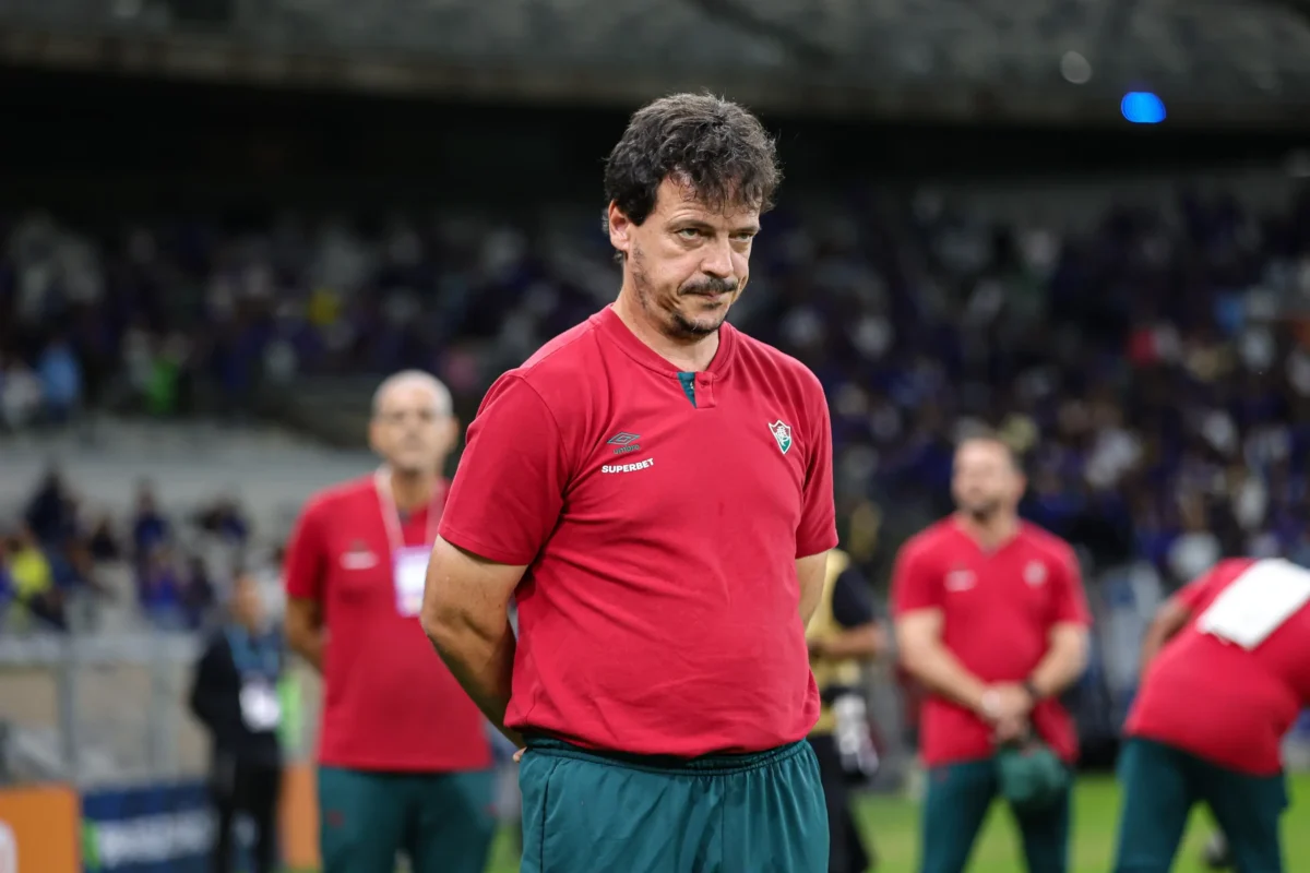 "Diniz se torna o técnico do Fluminense com maior permanência no cargo no século, apesar de enfrentar um início de temporada abaixo do esperado"