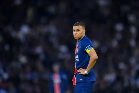 Ex-PSG acusa Mbappé de traição durante temporada.