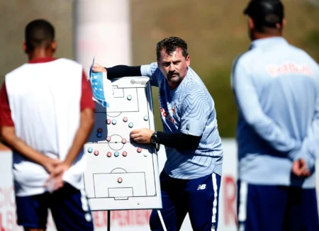 Fábio Matias chega no CT da Graciosa para assinar contrato como treinador perto do Coritiba