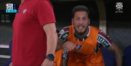 Felipe Melo empurra assessor do Atlético-GO e Guga dá tapa em câmera na derrota do Fluminense