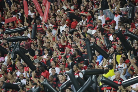 Flamengo é multado pela Conmebol por uso de 34 bombas pela torcida em jogo contra o Bolívar