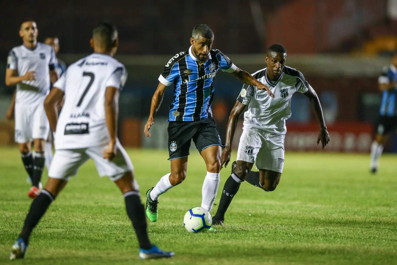 "Grêmio Busca Manter 100% de Aproveitamento em Casa no Estádio Centenário"