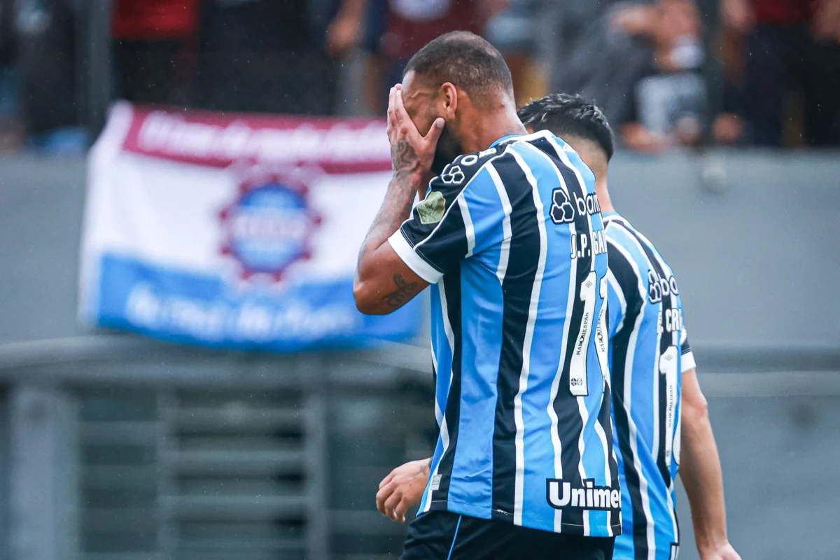 "JP Galvão Revela Insatisfação com Momento Difícil no Grêmio: 'Ninguém Mais Frustrado do que Eu'"