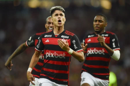 Jogador mais escalado por Tite no Flamengo, Luiz Araújo reencontra oponente de sua estreia em ótima fase