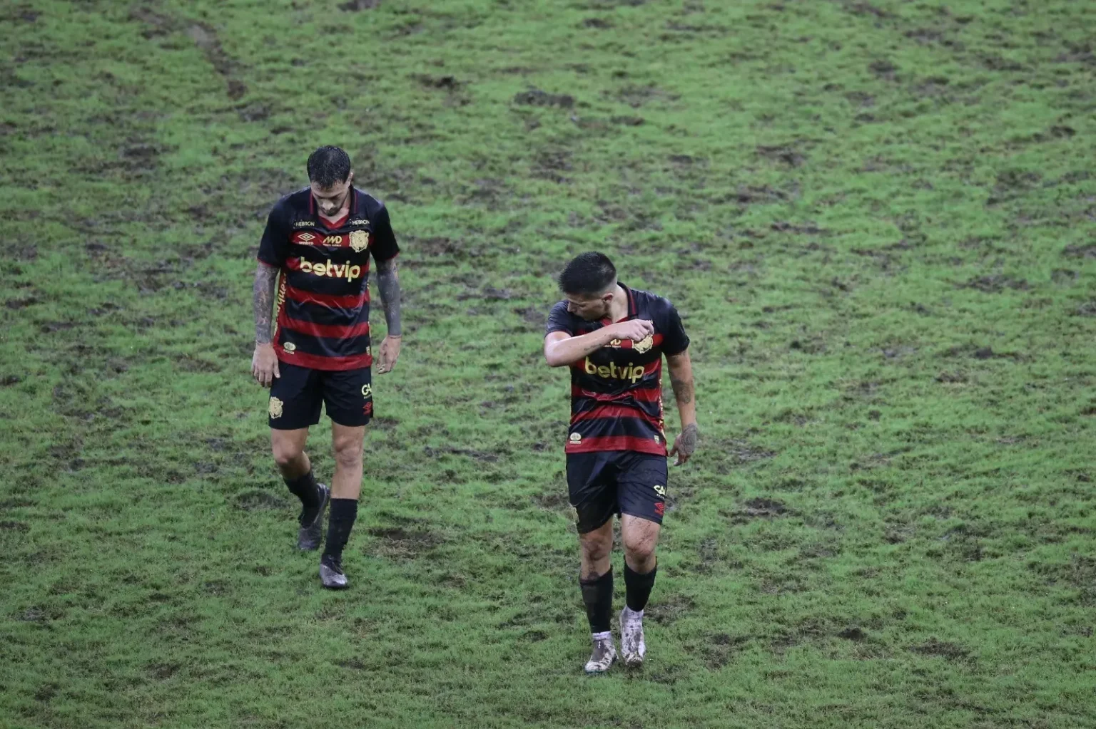 Jogadores do Sport e do Mirassol criticam o gramado da Arena de Pernambuco: "Muito ruim"