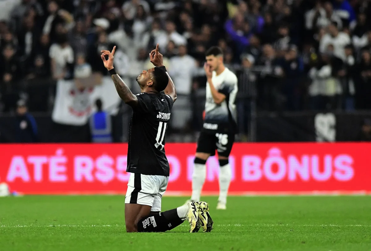 Júnior Santos celebra triunfo e manifesta desejo de renovar com o Botafogo: Alô, John!